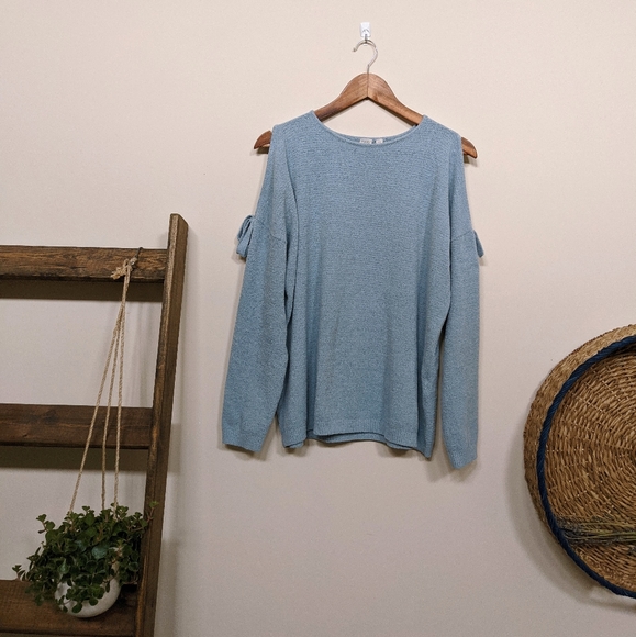 Pale blue slitted shoulders S long sleeves - Picture 1 of 6